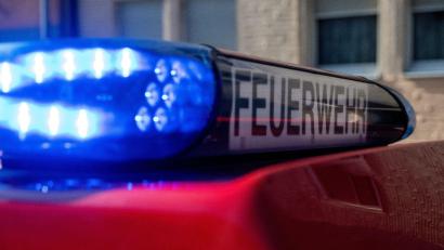 Symbolbild: Pia Bayer/dpa/Symbolbild
Ein Schaden in Höhe von rund 50.000 Euro entsteht beim Brand eines Schuppens in Alberndorf.