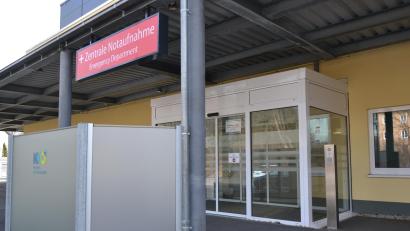 Archivbild: as
Das Schild ist seit Mai abmontiert, denn in Tirschenreuth wurde die Notaufnahme zu einer Notfallambulanz herabgestuft. 2022 gab es hier rund 12.500 Patientenkontakte. Darunter auch ein Herzinfarktpatient, der vermeintlich nur mit Rückenschmerzen kam.