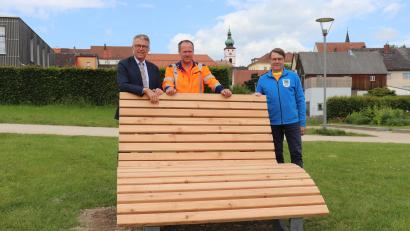 Bild: Stadt Tirschenreuth/exb
Bürgermeister Franz Stahl, Bauhofmitarbeiter Thomas Keller und Bauhofleiter Reinhard Legat (von links) bei einer der neuen Liegebänke im Uferbereich des Unteren Stadtteichs.