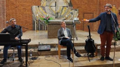 Bild: Susanne Döbereiner
Das Trio mit (von links) Franz Schuier, Pfarrer Christoph Seidl und Hubert Treml berührt die Zuhörer mit einem Konzert in der Kirche Maria Waldrast in Weiden.