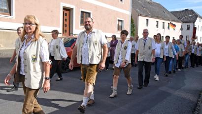 Bild: Rudi Gebert/exb
Sein 50-jähriges Bestehen feierte der Oberpfälzer Waldverein Beidl am vergangenen Wochenende. Hier im Bild der Jubelverein mit Vorsitzenden Martin König beim Kirchenzug.