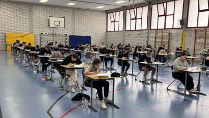 Bild: hdk
Die Abschlussprüfungen an den Realschulen haben begonnen. In Auerbach schrieben 43 Zehntklässler am Mittwoch ihre Deutscharbeiten.