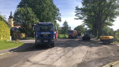 Bild: wro
Im Kreuzungsbereich Friedenfelser Straße/Alte Schulstraße/Apelweg wird eine neue Asphaltschicht aufgezogen, um Schadstellen zu beseitigen.