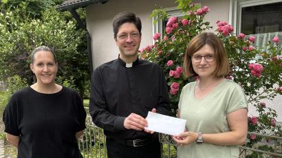 Bild: Christina Rosner
Ein herzliches „Vergelt’s Gott“ sagt Pfarrer Georg Gierl für die Spende des Katholischen Frauenbunds, die Laura Kindl (links) und Sonja Sczech überreichen.