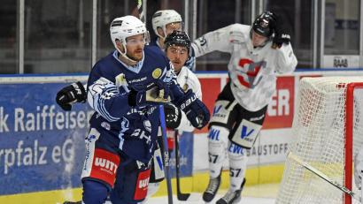 Archivbild: Gebert
Blue-Devils-Angreifer Fabian Voit (vorne) feiert in der Saisonvorbereitung und zum Saisonauftakt ein Wiedersehen mit dem ESV Kaufbeuren.