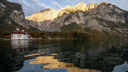 Bild: Lino Mirgeler/dpa
Die Kapelle St. Bartholomä steht im Nationalpark am Königssee vor dem Watzmann.