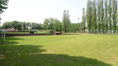 Bild: ak
Ein Ideenwettbewerb zur Freiflächengestaltung der "lebendigen Ortsmitte" – im Bild der Bolzplatz und die alte Eisbahn – wird im Programm "Europan 18" ausgelobt.