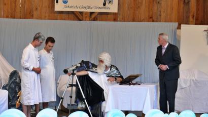 Bild: hdk
Hans Burgstaller (Hans-Jürgen Pirner, rechts) ) an der Himmelspforte: Dort trifft er auf Petrus (Christian Hirsch) und die beiden Engel (Ben Luber und Marco Pirner).