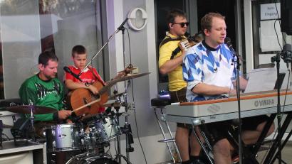 Bild: pi
Die "DJK-Band" mit Michael, Simon, Thomas und Johannes Haider (von links) sorgt für prächtige Feststimmung.
