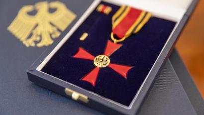 Bild: Bundespräsidialamt/exb
Das Verdienstkreuz am Bande, der Verdienstorden der Bundesrepublik Deutschland, wird nächste Woche in Weiden überreicht – von Bundespräsidenten Frank-Walter Steinmeier persönlich.