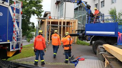 Bild: Friedrich Kristel/exb
Das Nabburger THW baut den Vorbau am einstigen Impfzentrum des Landkreises Schwandorf ab.