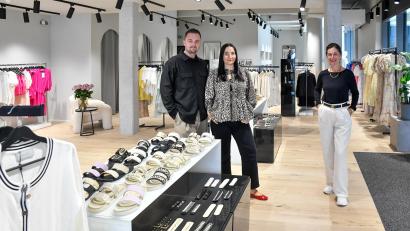 Bild: Petra Hartl
Die Kusmenkos eröffnen ihr neuestes Modegeschäft in Amberg, den Fame Store in den Drei Höfen. Von links: Nikolai Kusmenko und seine Frau Christina mit Mitarbeiterin Gudrun Schönberger.