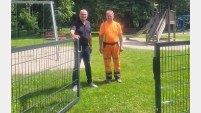 Bild: Martin Baier/exb
Bürgermeister Maximilian Beer und Bauhofleiter Anton Köppl freuen sich, dass die neue Einzäunung am Spielplatz an der Schwarzach fertig ist.
