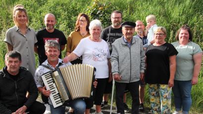 Bild: kro
Horst Scholz (Fünfter von rechts) feierte seinen 85. Geburtstag. Es gratulierten aus dem Kreis der Familie Ehefrau Hildegard (vorne, Mitte) die Söhne Wolfgang und Horst (hockend, von links) sowie Tochter Gerlinde (Zweite von rechts) und weitere Familienangehörige.