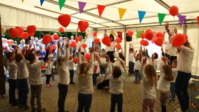 Bild: fdl
Beim Abschlusstanz sind die Kinder mit roten Luftballons ausgerüstet, die sie danach ihren Eltern schenken.