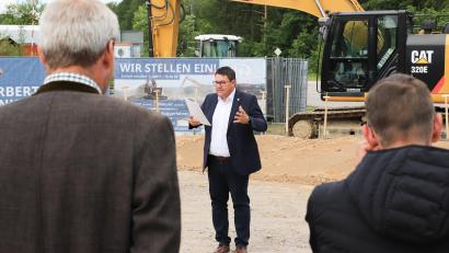 Bild: Michael Weiß/exb
Bürgermeister Thomas Falter gibt einen Einblick in die umfangreichen Sanierungsarbeiten in der Industriestraße und erläutert den Bauverlauf.