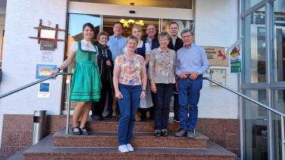 Bild: Auerbach
Günter und Anneliese Nassen (rechts und Dritte von rechts) sind seit 50 Jahren der Familie Auerbach in Wolfringmühle treu. Zum goldenen Jubiläum gratuliert auch Bürgermeister Christian Ziegler (hinten links). Ganz vorne Nassen-Tochter Andrea.