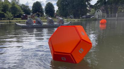 Bild: Renato Rill/exb
Die Installation "Honorificicabilitudinitatibus" von Renato Rill im Stadtweiher besteht aus Objekten, die aus Schwimmwesten hergestellt wurden.