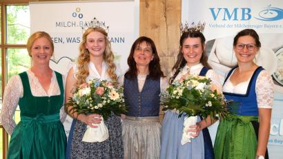 Bild: Hirsch
Mit den neuen Hoheiten freuen sich die „Ehemaligen“. Das Bild zeigt von links: Marie-Luise Schneider, Verena Wagner, Heidi Wiesner, Elisabeth Heimerl und Eva-Maria Bäuml.