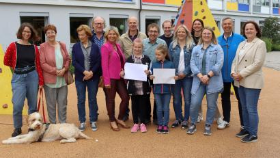 Bild: mfh
Der Lions-Club Sulzbach-Rosenberg verteilte großzügig Spenden: Bedacht wurden Kathrin Altmann mit ihrem künftigen Schulhund Monti, das Projekt "Gesundes Frühstück" der Jahnschule und das Modellprjekt "Zeitintensive Betreuung im Pflegeheim".