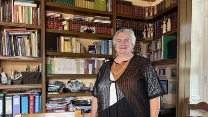 Bild: Katharina Melzner/fph
Bücher türmen sich bei Angela Burger nicht nur im Wohnzimmer: Stücke über den Landkreis und die Region liest die scheidende Stadträtin, wenn sie denn mal Zeit dazu hat, am liebsten.