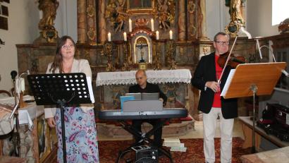 Bild: sne
Iris Meier, Aureliano Zattoni und Albert Hubert (von links) geben in der Waldkapelle ein klassisches Konzert zum Sommeranfang.