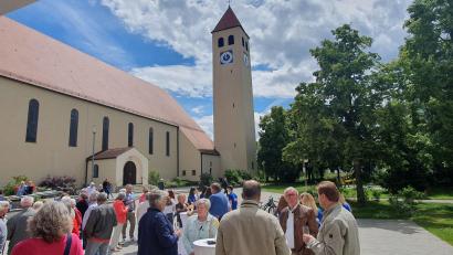 Bild: mr
Nach dem Gottesdienst feierten die Pfarrangehörigen aus Schwarzenfeld das Jubiläum.