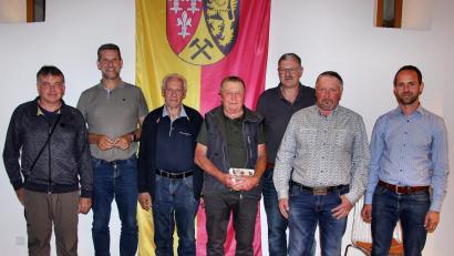 Bild: ds
Die Feldgeschworenen der Gemeinde Etzelwang (von links): Reiner Steger, Bürgermeister Roman Berr, Richard Renner, Karl Appel, Günther Renner, Robert Wagner und Andreas Wismeth.