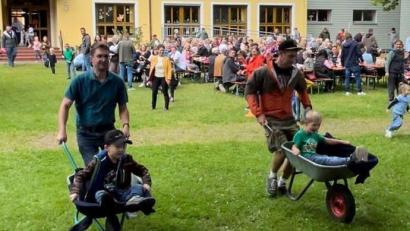 Bild: bjo
Das Schubkarrenrennen bildet eine der Disziplinen beim Sommerfest des Schmidmühlener Kindergartens.