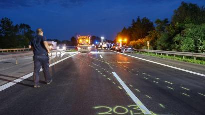 Bild: Förster/Südwestdeutsches Mediennetzwerk/dpa
Straßenmarkierungen zeigen in Epfendorf den Weg des Unfallautos. Die Polizei ermittelt.