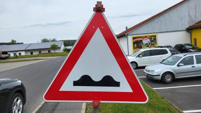 Bild: Stadt Waldsassen/exb
Nach der Insolvenz der ausführenden Firma und dem Abzug des Bautrupps sollen nun die Fahrbahnschäden in der Baumeister-Emil-Engel-Straße in Waldsassen von einer externen Firma repariert werden.