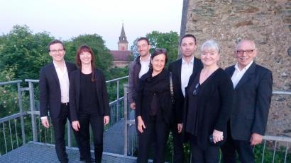 Bild: Willi Härtl/exb
Das Doppelquartett auf der Burgruine Schwanberg mit der Kirche in Krasíkov im Hintergrund: von links Florian Löw, Carolin Gmeiner, Michael Kranz, Christine Kohl, Andreas Staufer, Rosita Schmid und Willi Härtl.