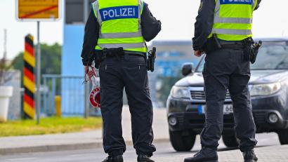 Symbolbild: Patrick Pleul/dpa/Symbolbild
Ein 20-Jähriger hat eine Schreckschusspistole ohne kleinen Waffenschein mit sich geführt, als er von Bundespolizisten bei Waidhaus kontrolliert wurde.