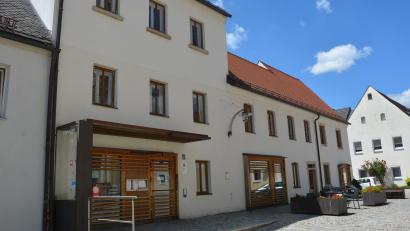 Bild: jr
Das Mehrgenerationenhaus in Mitterteich soll wieder der Mittelpunkt aller Generationen werden, das erhofft sich jetzt der Caritas-Kreisverband als neuer Träger der Einrichtung.