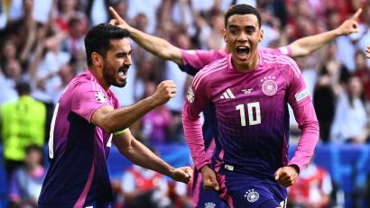 Bild: Tom Weller/dpa
Euphorie bei der EM: Jamal Musiala (rechts) feiert neben Vorbereiter Ilkay Gündogan sein Tor zum 1:0. gegen Ungarn.
