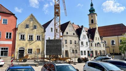 Bild: Gabi Schönberger
Die Sanierung des denkmalgeschützten gelben Hauses am Stadtplatz 22 in Neustadt hat begonnen.