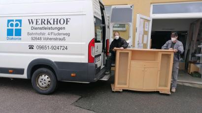 Bild: Werkhof-Team/exb
Das Außenteam des Werkhofs bringt (Möbel-)Spenden in das Sozialkaufhaus am Fluderweg".
