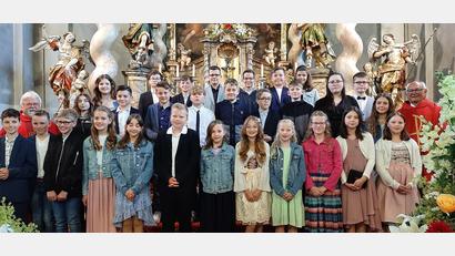 Bild: Rita Gleißner
Auf dem Bild sind die 29 Neugefirmten zusammen mit Firmspender Prälat Johann Neumüller (rechts) und Pfarrer Arnold Pirner (links) zu sehen.