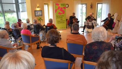 Bild: bö
Ein Celli-Trio des Symphonieorchesters des Bayerischen Rundfunks gab ein Konzert im Seniorenwohnheim St. Jakobus in Ensdorf (von links): Hallo Simons, Jaka Stadller und Hans Mischlich.