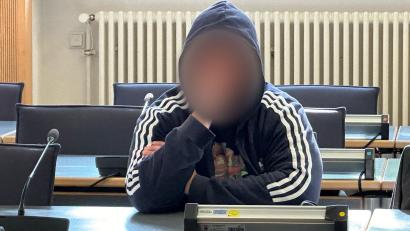 Bild: Ute Wessels/dpa
Der Beschuldigte sitzt in einem Verhandlungssaal im Landgericht Regensburg. Dem Mann wird versuchter Mord vorgeworfen.