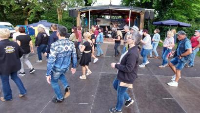 Bild: Kunz
Die Mountaineros und ihre Line-Dancer.