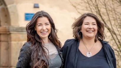 Bild: Pädagogische Zentralstelle FSJ/exb
Sina Bender-Özavci und Ramona Kiener (von links) sind das Team der Pädagogischen Zentralstelle FSJ in Wernberg-Köblitz und betreuen junge Menschen während ihres Freiwilligen Sozialen Jahrs.