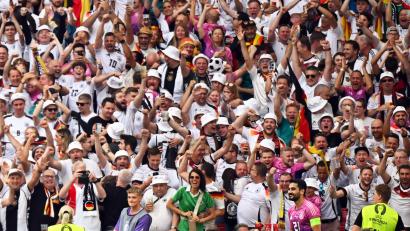 Bild: Marijan Murat/dpa
Deutschlands Kapitän Ilkay Gündogan jubelt über seinen Treffer zum 2:0 - vor der deutschen Fankurve.