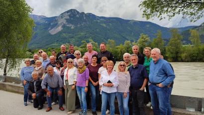 Bild: Schall&#039;ke/exb
Die Reisegruppe, die mit der Freizeit-Fußballmannschaft nach Tirol gefahren war, vor dem Inn und den Bergen.