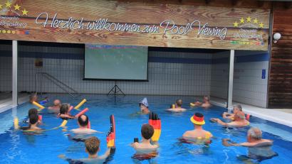 Bild: kro
Hoch konzentriert wird im Wasser das EM-Spiel der Deutschen verfolgt.