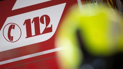 Symbolbild: Sebastian Gollnow/dpa
"112" steht auf einem Einsatzwagen der Feuerwehr.