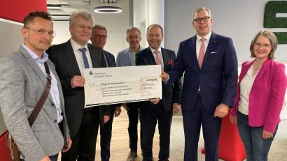 Bild: Sparkasse Oberpfalz Nord/exb
Ein symbolischer Scheck für drei Schulen. Von links Rektor Jürgen Bayer, Oberstudiendirektor Matthias Weiser, Bürgermeister Franz Stahl, Landrat Roland Grillmeier, Vorstandsvorsitzender Hans-Jörg Schön, Vorstandsmitglied Dr. Jens Michael Heine und Schulamtsdirektorin Martina Puff.