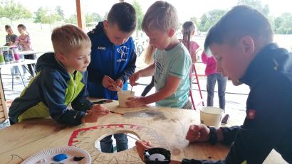 Archivbild: vsr
Auch in diesem Jahr können die Kinder beim Fotowandbemalen ihre Kreativität beweisen. Neben altbekannten Punkten wartet das Krummennaaber Ferienprogramm aber auch mit neuen Aktionen auf die Ferienkinder.