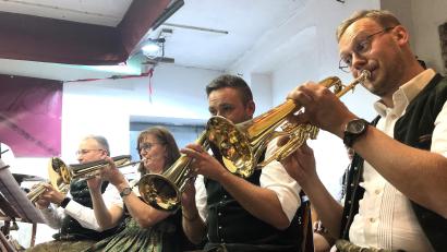Bild: wro
Musikalisch umrahmt wurde der Festkommers zum 150. Jubiläum der Blaskapelle Falkenberg von den Aktiven des Jubelvereins.