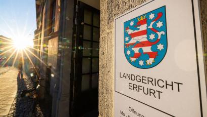 Bild: Michael Reichel/dpa
Nachdem ein 75-jähriger Mann in Internetforen Kastrationen angeboten und diese bei sich zu Hause durchgeführt haben soll, muss er sich nun in Erfurt vor Gericht verantworten.